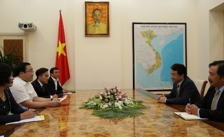 Вице-премьер Хоанг Чунг Хай принял директора АБР во Вьетнаме - ảnh 1